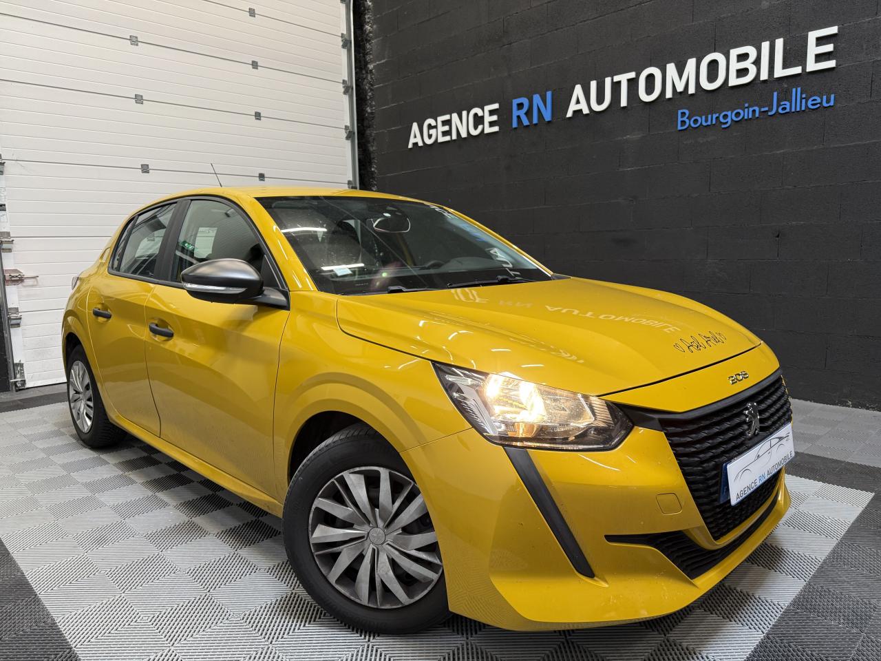 PEUGEOT 208