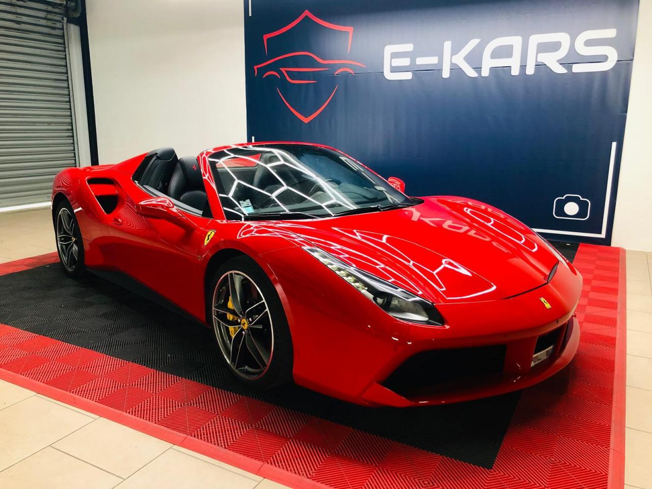 FERRARI 488