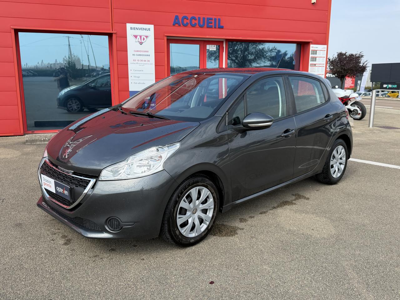 PEUGEOT 208