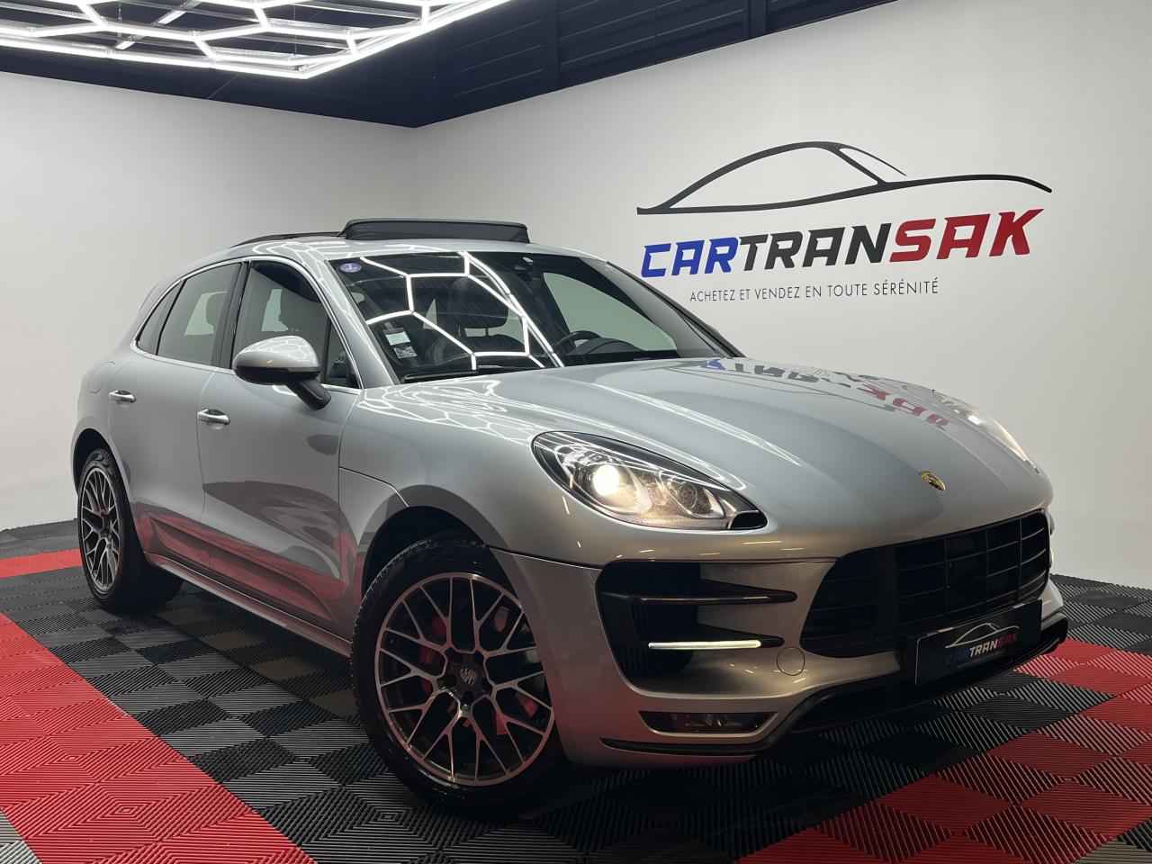 PORSCHE MACAN