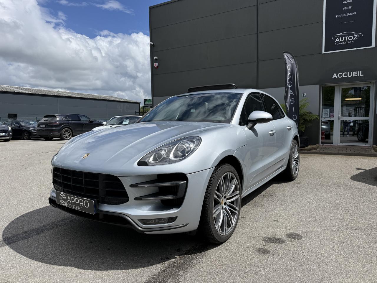 PORSCHE MACAN