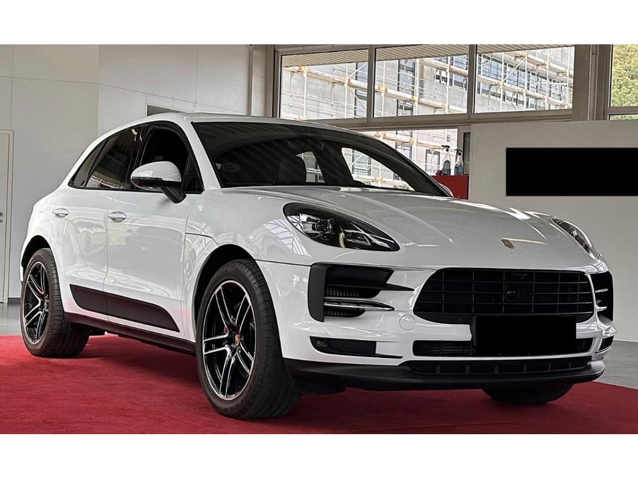 PORSCHE MACAN