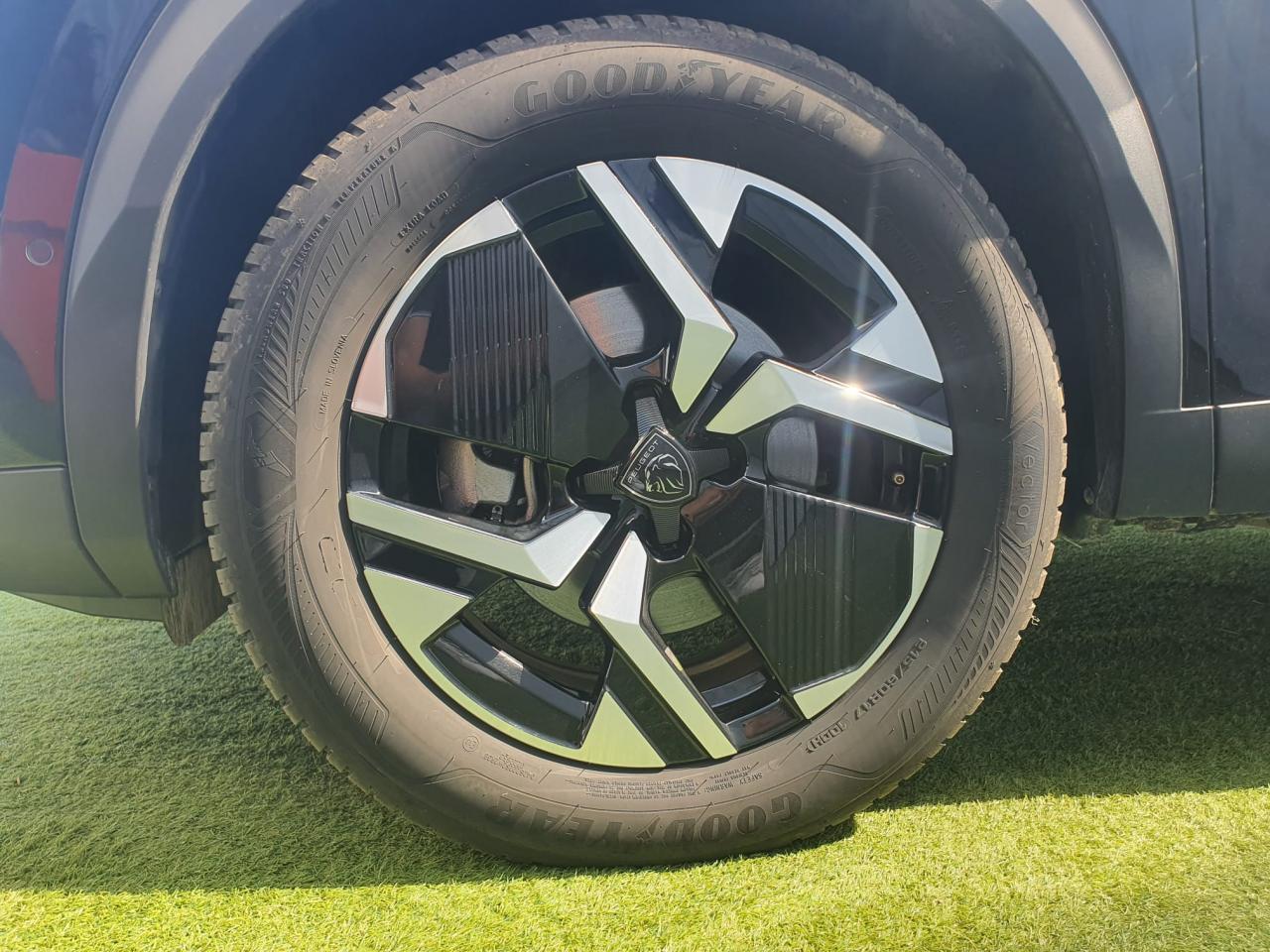PEUGEOT 2008 1.2i Hybrid - 145 - BV e-DCS6  II GT PHASE 2