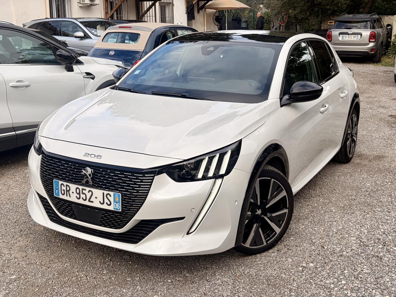 PEUGEOT 208