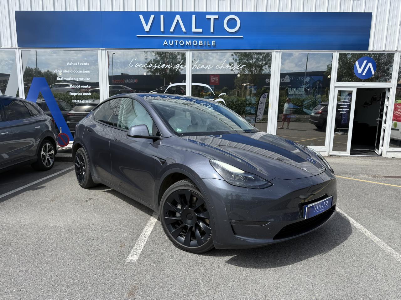 TESLA MODEL Y AWD  LONG RANGE  - ATTELAGE - AUTOPILOT AMÉLIORÉ - 1ERE MAIN