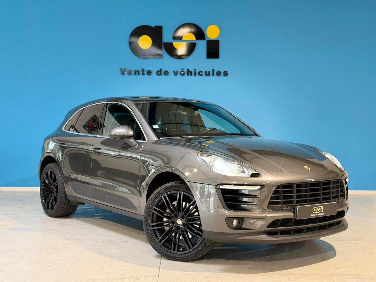 PORSCHE MACAN