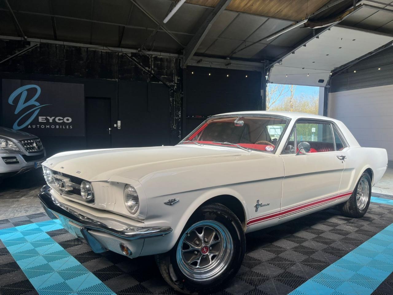 FORD MUSTANG