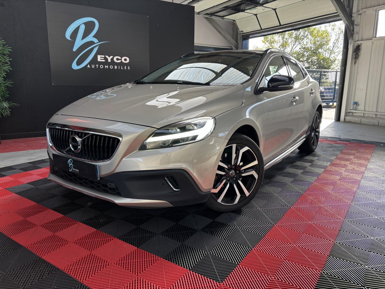 VOLVO V40 CROSS COUNTRY D2 120 Ch MOMENTIUM - GARANTIE 6 MOIS