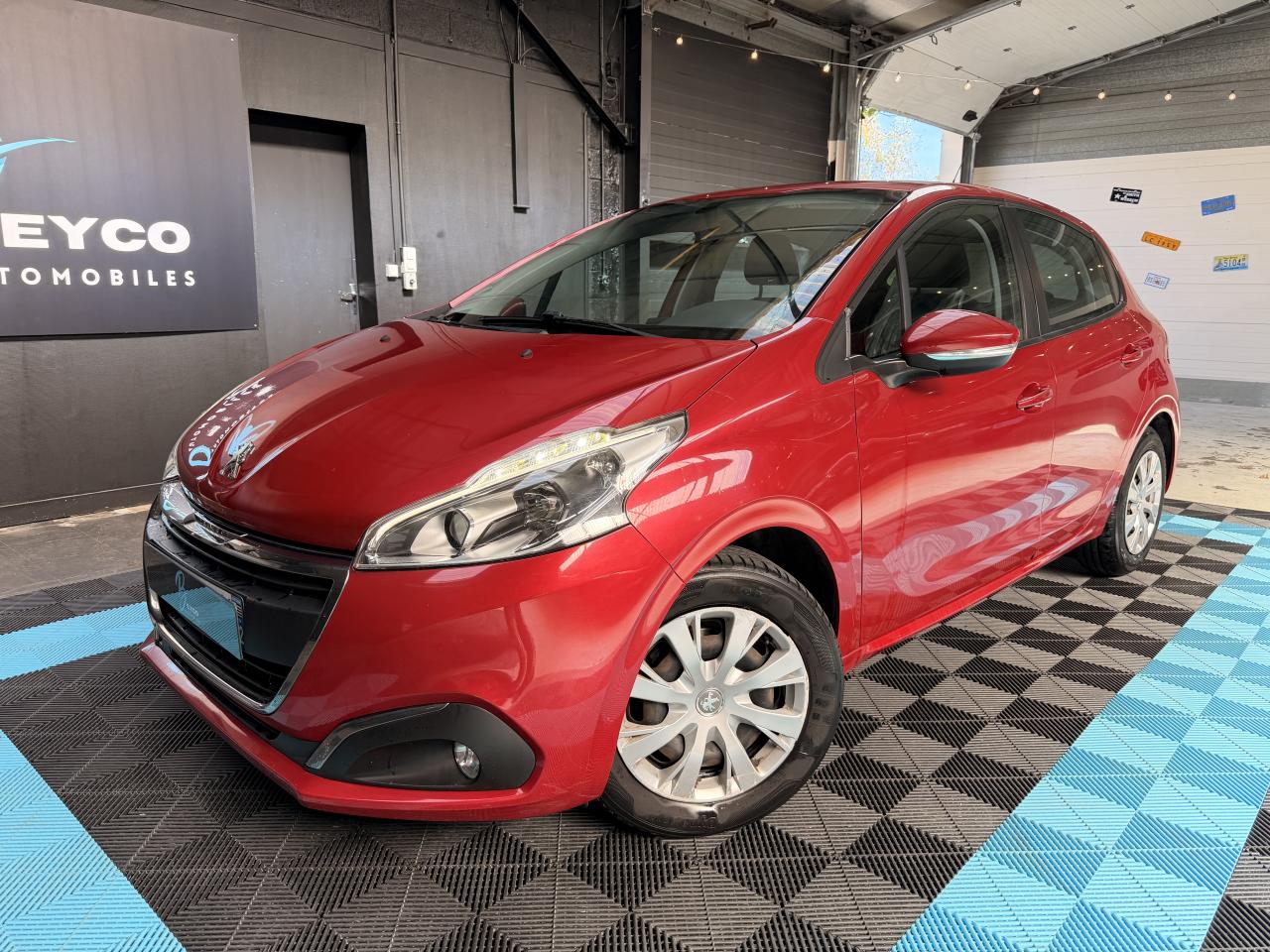 PEUGEOT 208