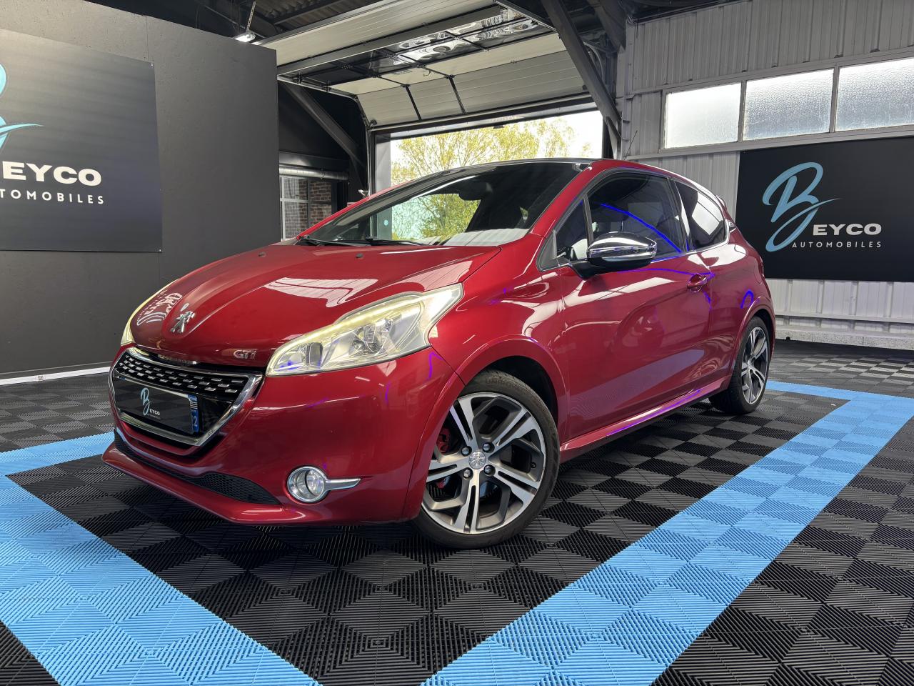 PEUGEOT 208