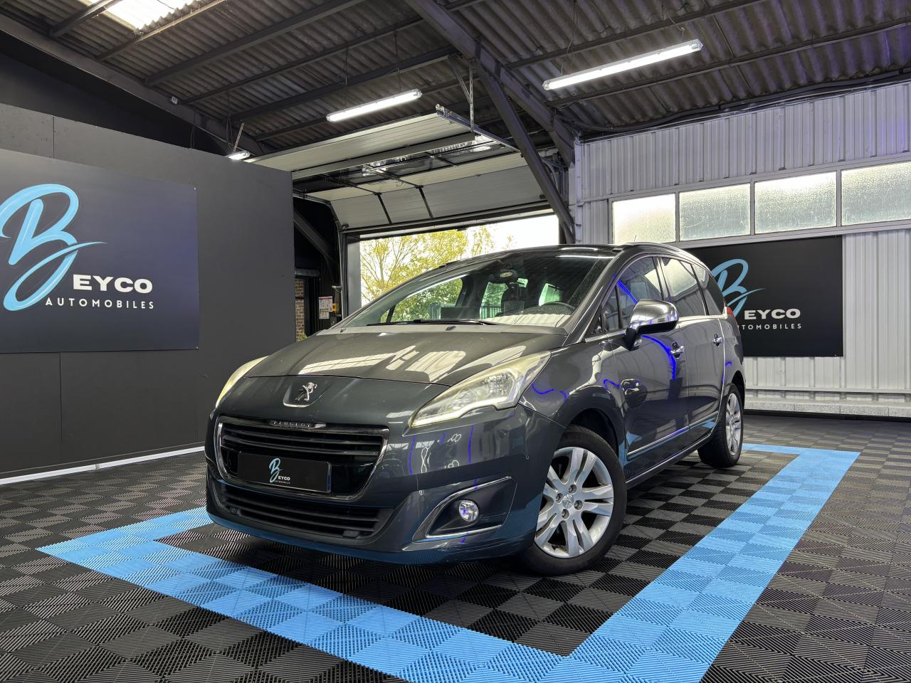 PEUGEOT 5008