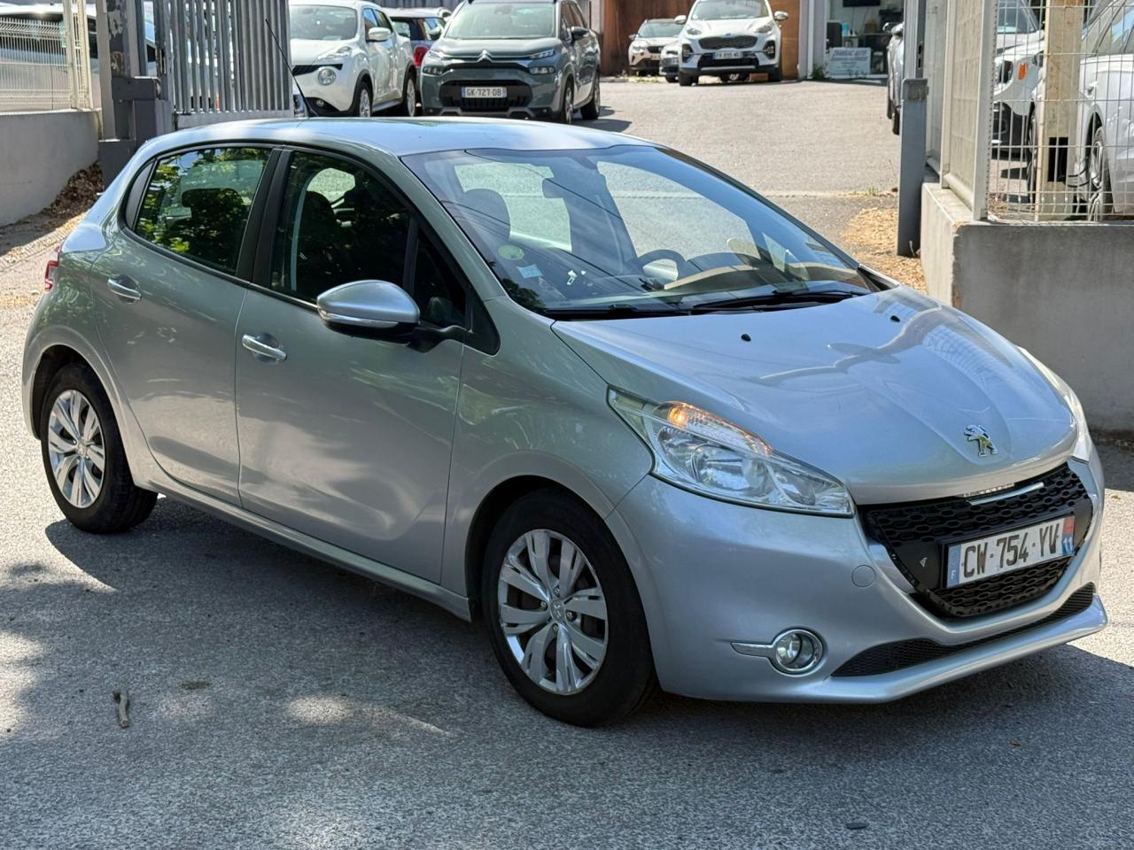 PEUGEOT 208