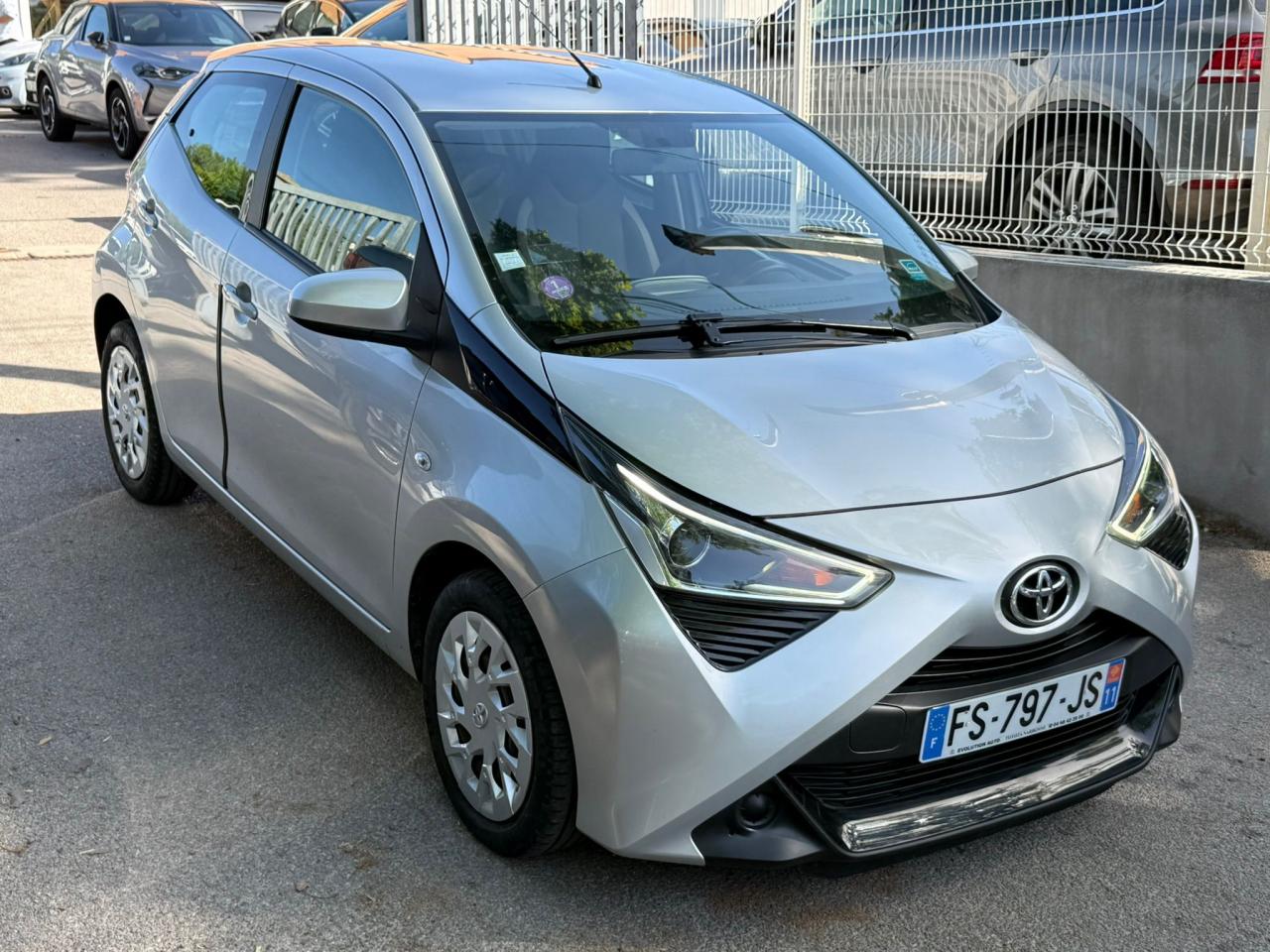 TOYOTA AYGO VVT-i 72 x-play 19 900 KM