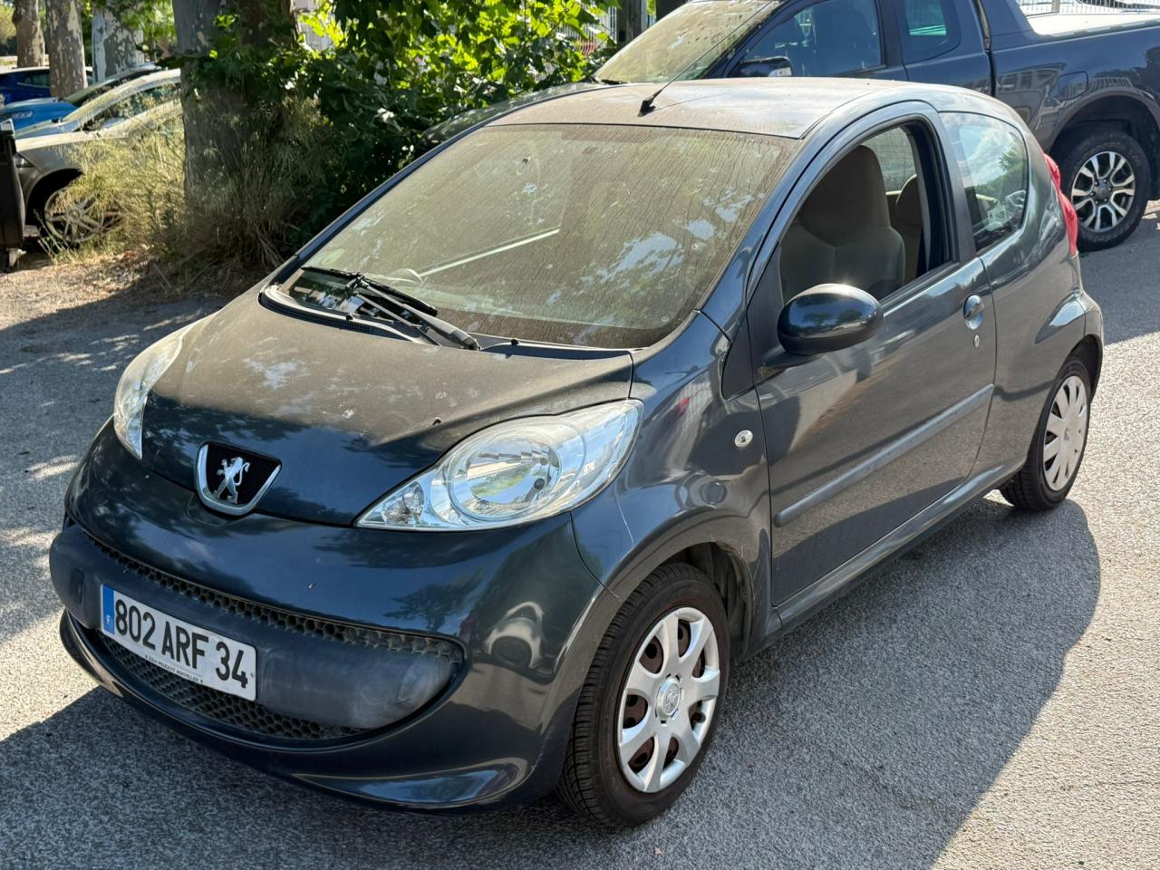 PEUGEOT 107 1.0i 12V  BERLINE Trendy seulement 39 000 km