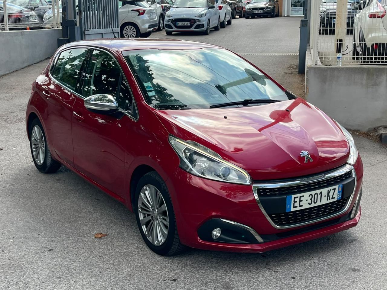 PEUGEOT 208