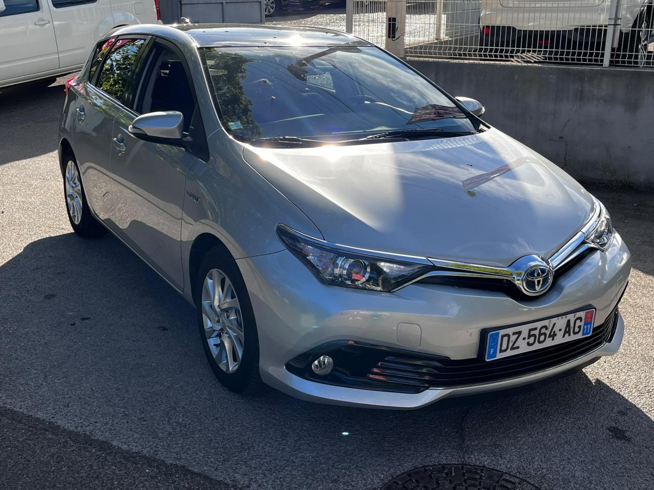 TOYOTA AURIS Hybride 136h - BV CVT  Dynamic TOIT PANO ENTRETIEN COMPLET TOYOTA