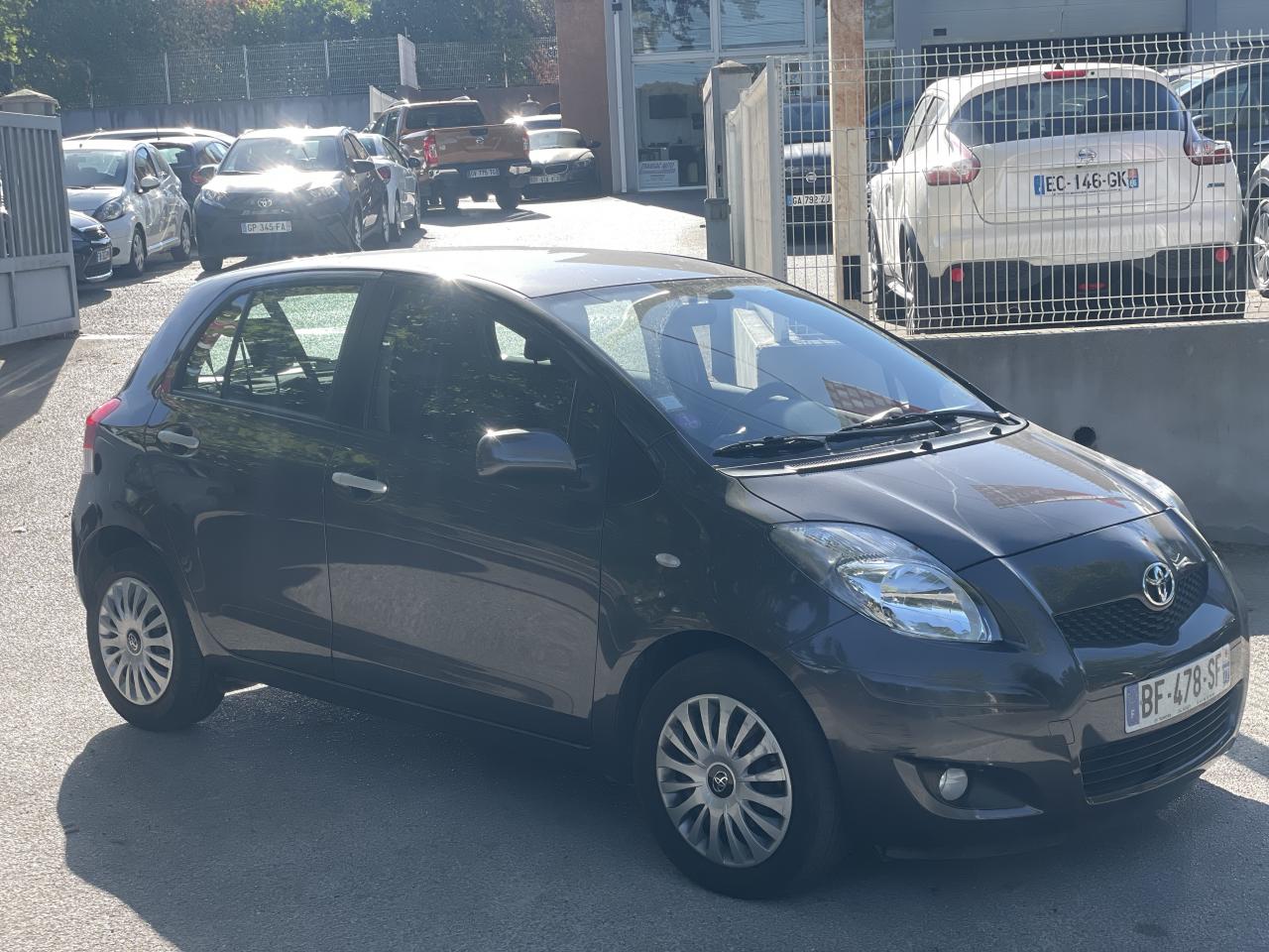 TOYOTA YARIS 1.3 - 100 VVT-i - BVA Confort SEULEMENT 58 000 KM REEL