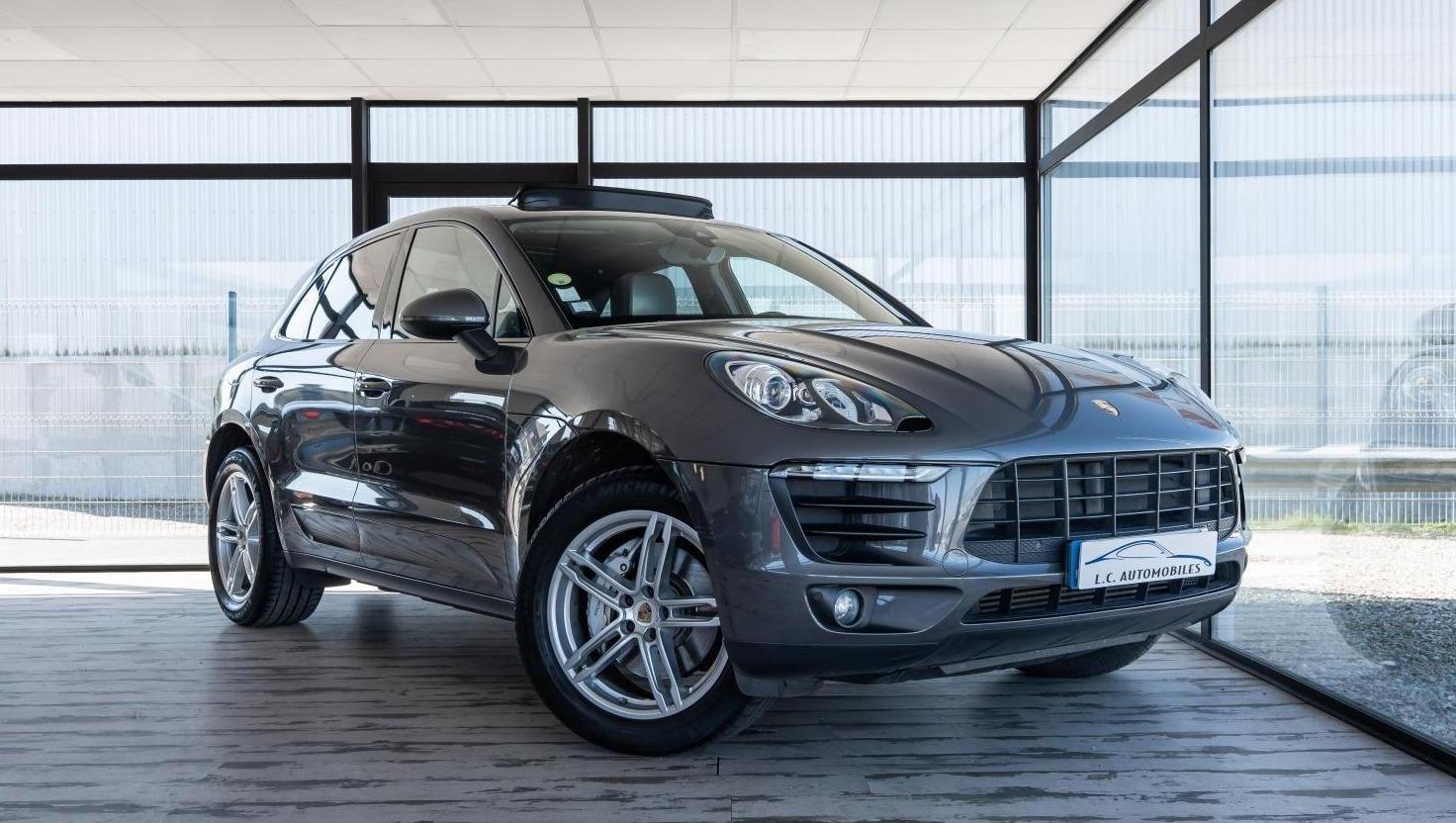 PORSCHE MACAN