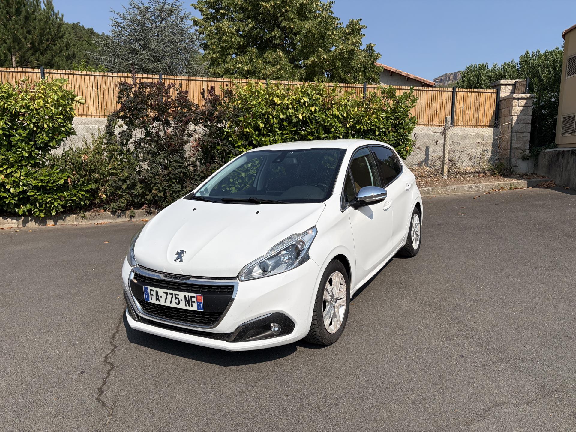 PEUGEOT 208