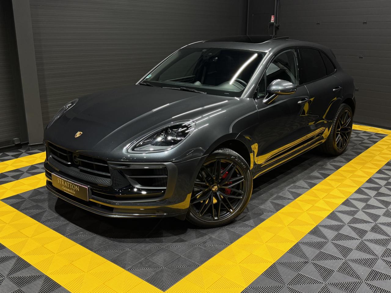 PORSCHE MACAN