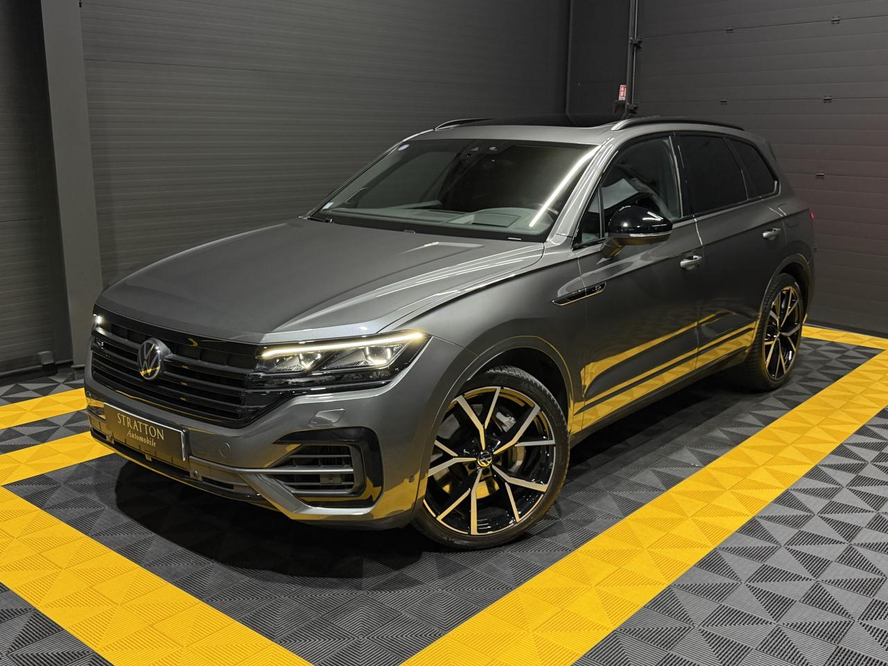 VOLKSWAGEN TOUAREG R-LINE V6 3.0 TSI hybride 462 cv rechargeable - FULL OPTIONS / TOIT OUVRANT / DYNAUDIO / ATTELAGE