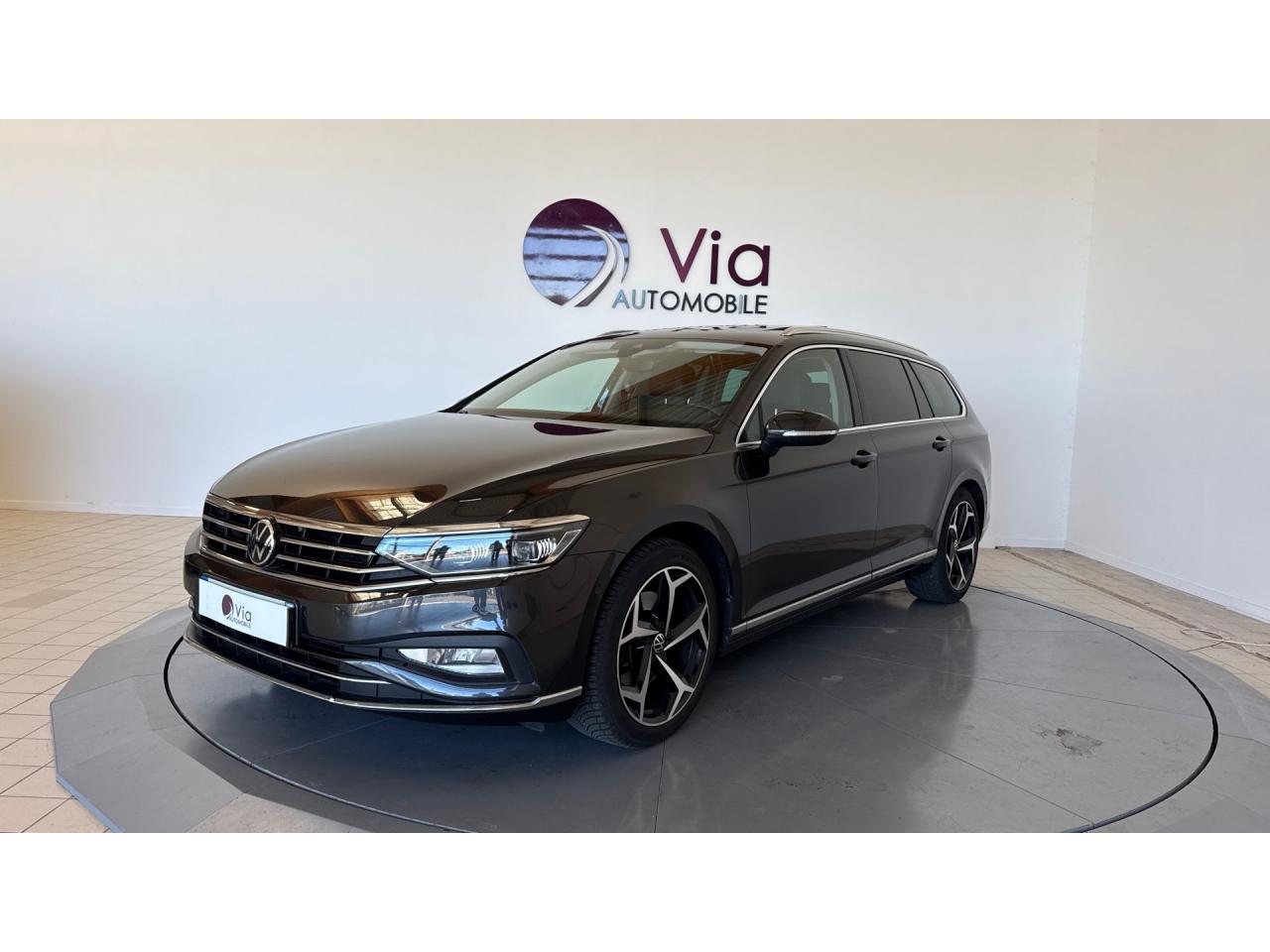 VOLKSWAGEN PASSAT SW 2.0 - 150 -  BREAK Elegance / ATTELAGE / CARPLAY / TOIT OUVRANT / MATRIX LED / CUIR