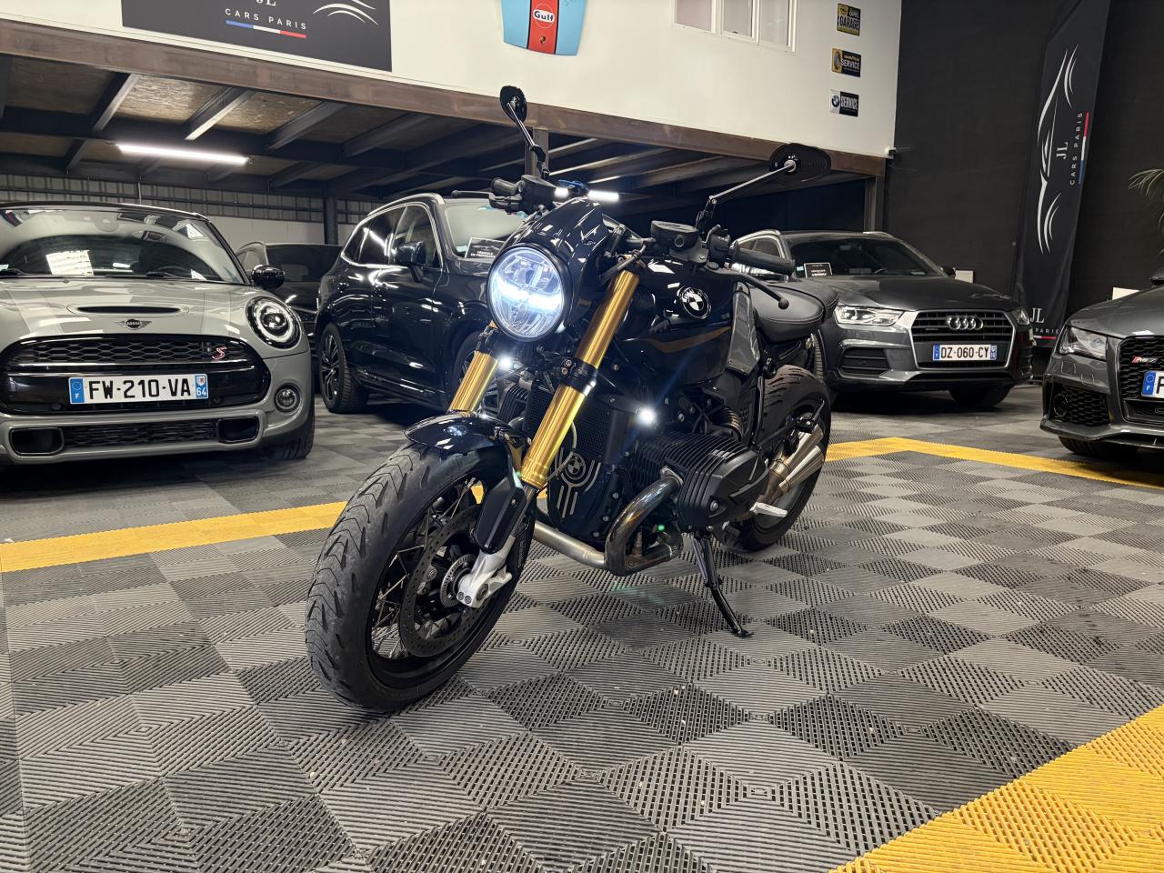 BMW R NINE T