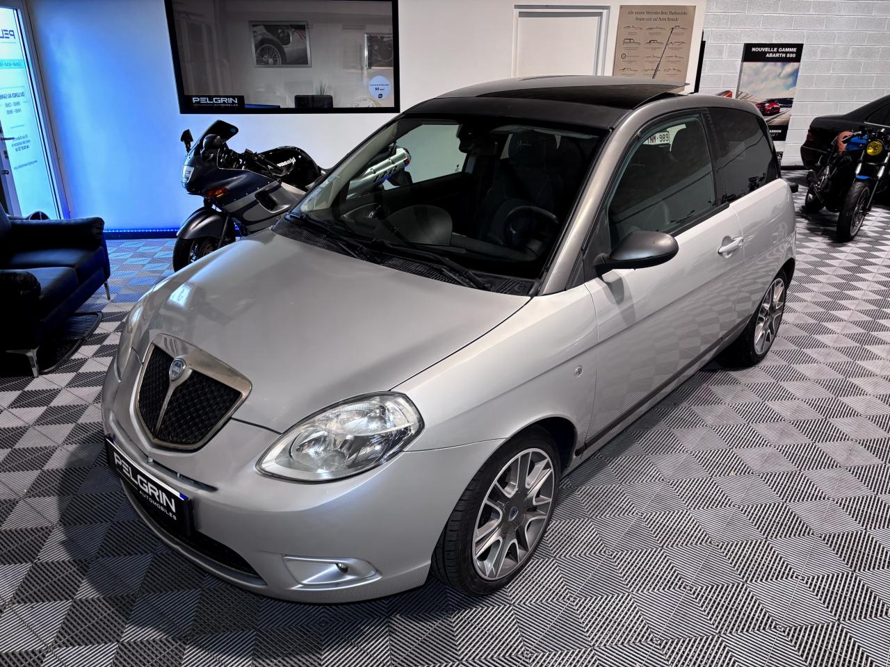 LANCIA YPSILON 1.4 16V 95 Ch - Finition Sport série Momo Design + Toit ouvrant - 1ère main - 93000 km