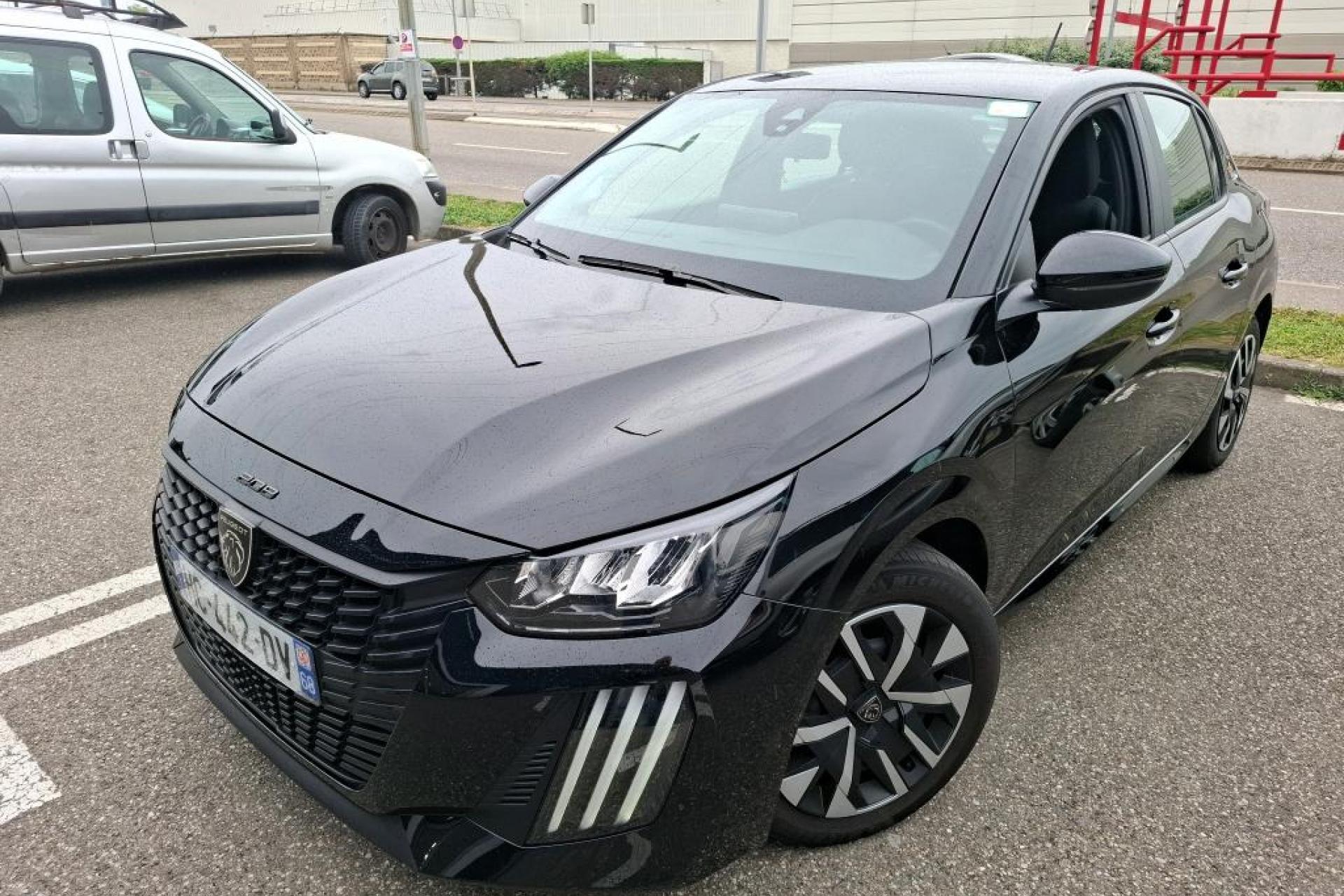 PEUGEOT 208