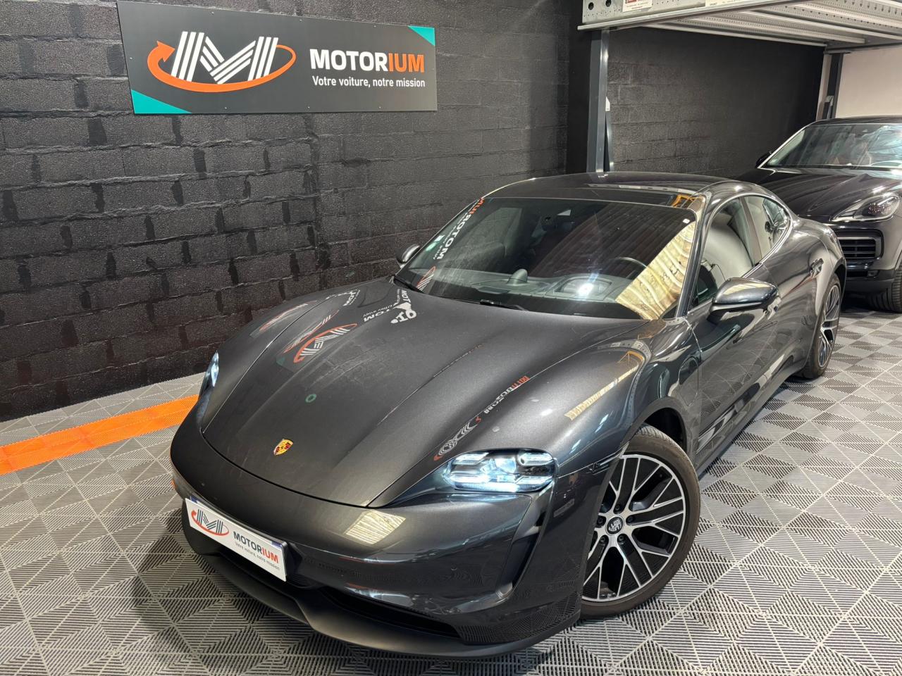 PORSCHE TAYCAN PERFORMANCE PLUS 476CV - TOIT PANORAMIQUE - PACK SPORT CHRONO - ROUE ARRIERE DIRECTRICE