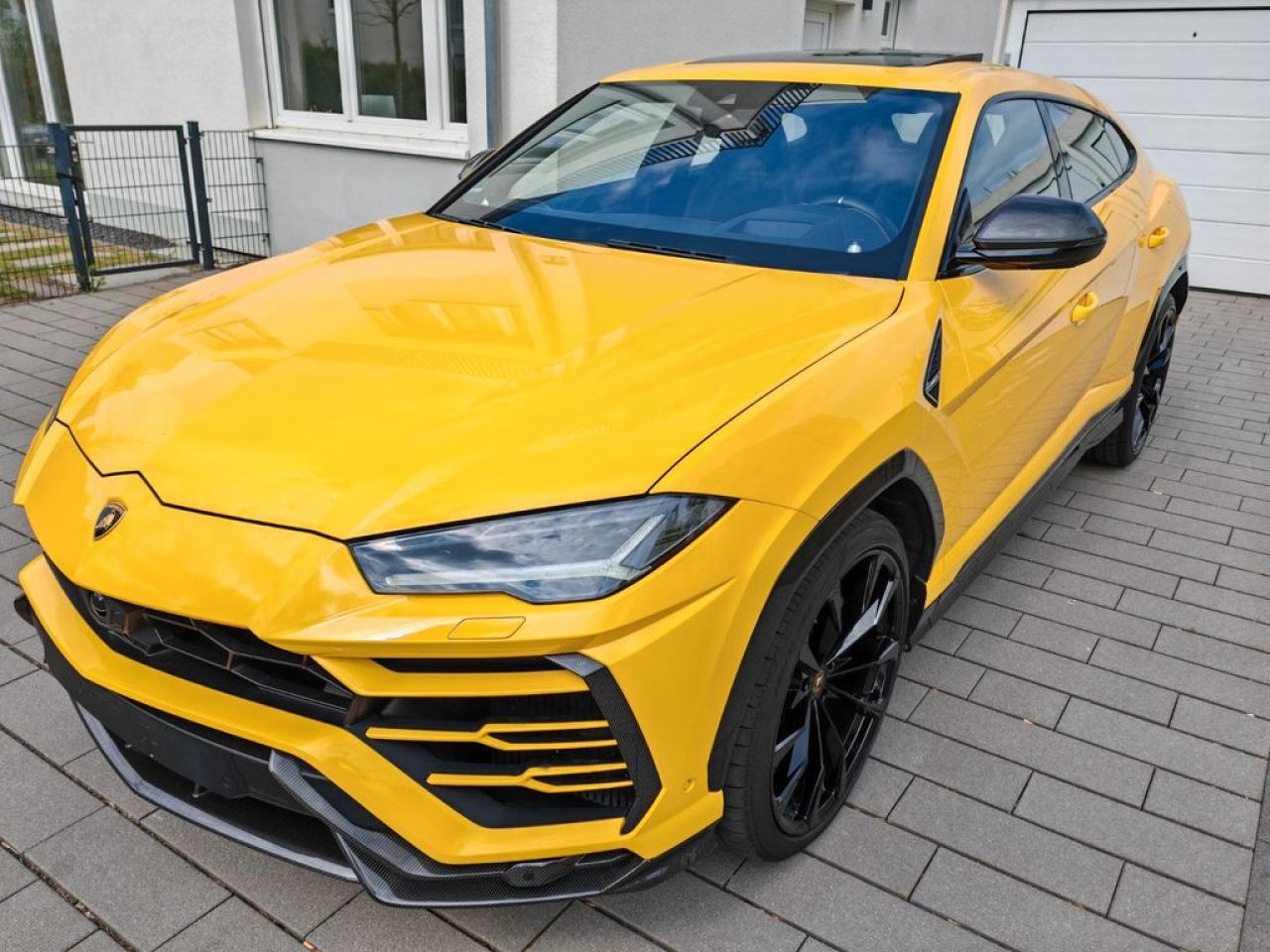 LAMBORGHINI URUS