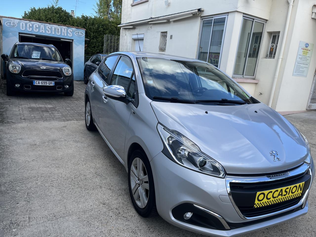 PEUGEOT 208