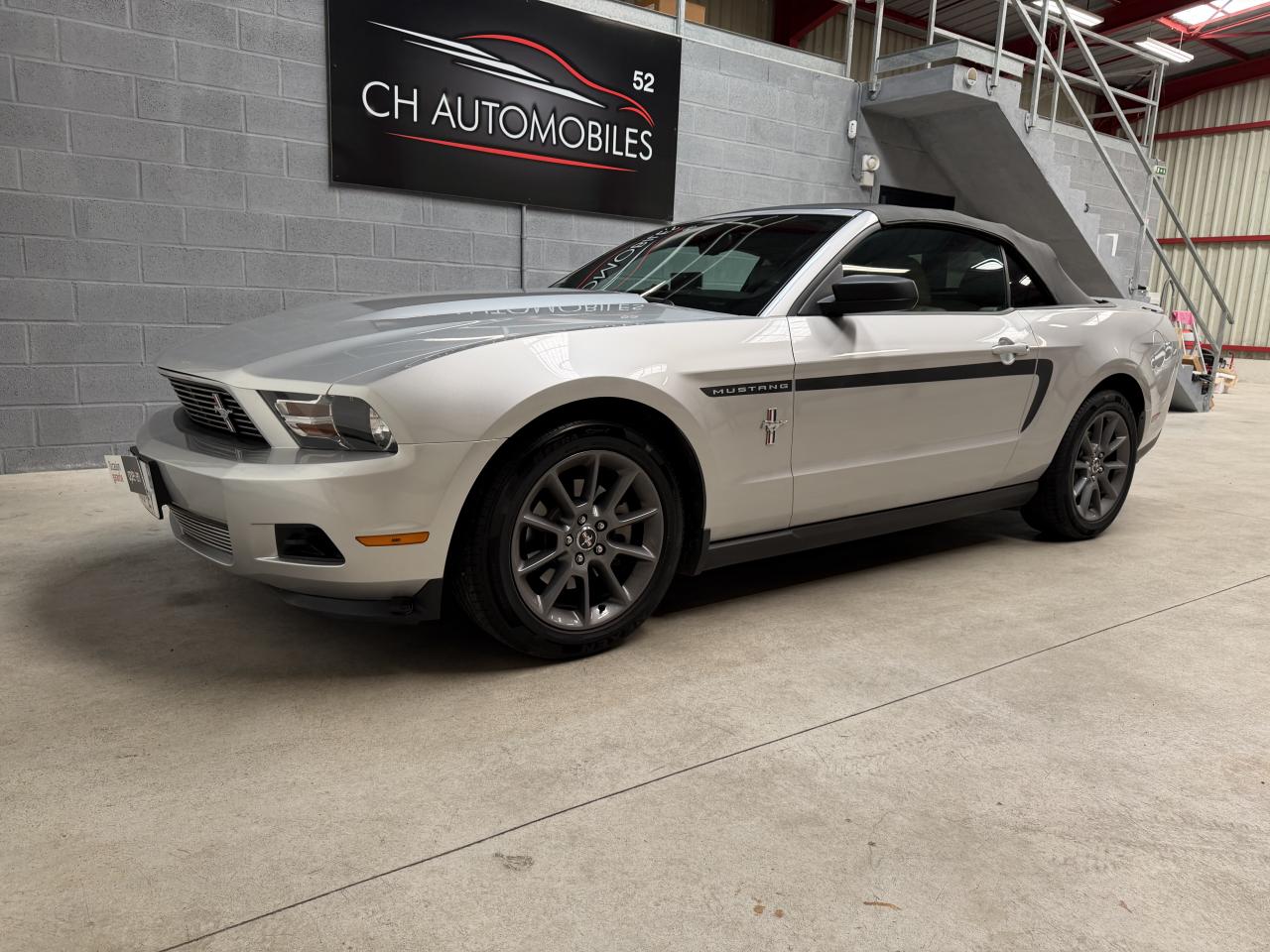 FORD MUSTANG