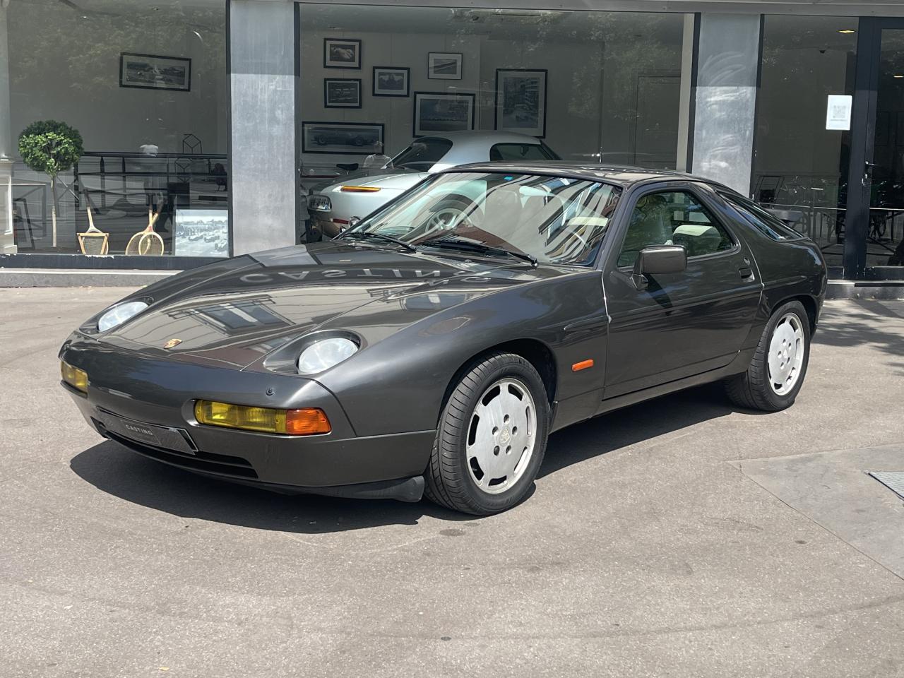 PORSCHE 928