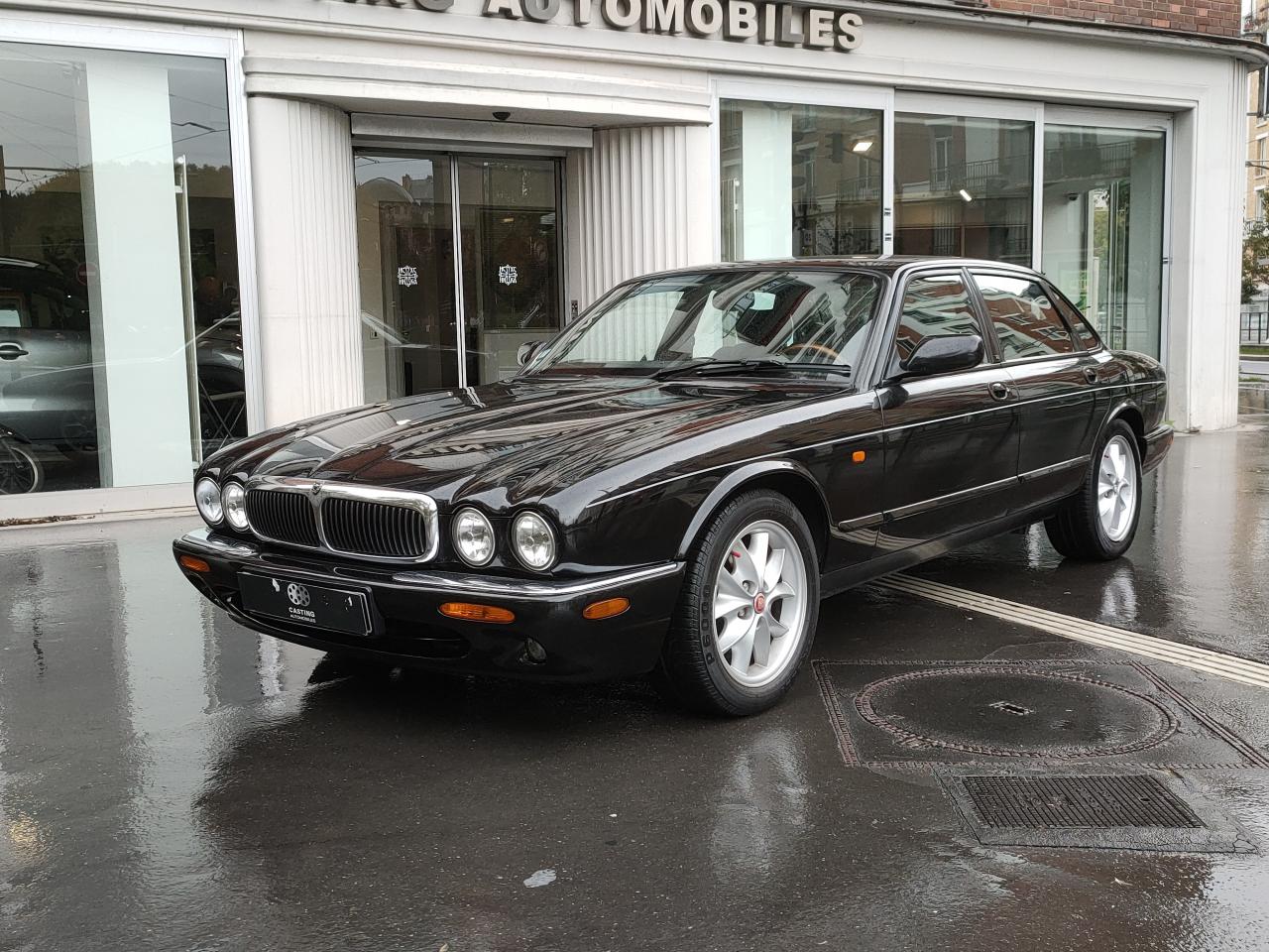 JAGUAR XJ 8 3.2i V8 - BVA 8 1997 BERLINE .