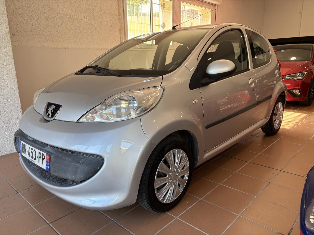 PEUGEOT 107 1.0i 12V - BV 2-Tronic  BERLINE Trendy PHASE 1