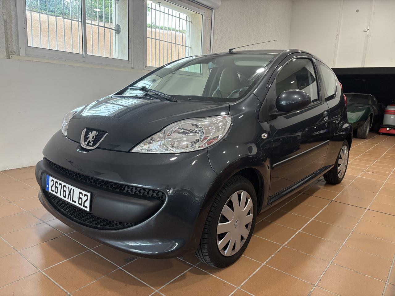 PEUGEOT 107 1.0i 12V - BV 2-Tronic  BERLINE Trendy PHASE 1