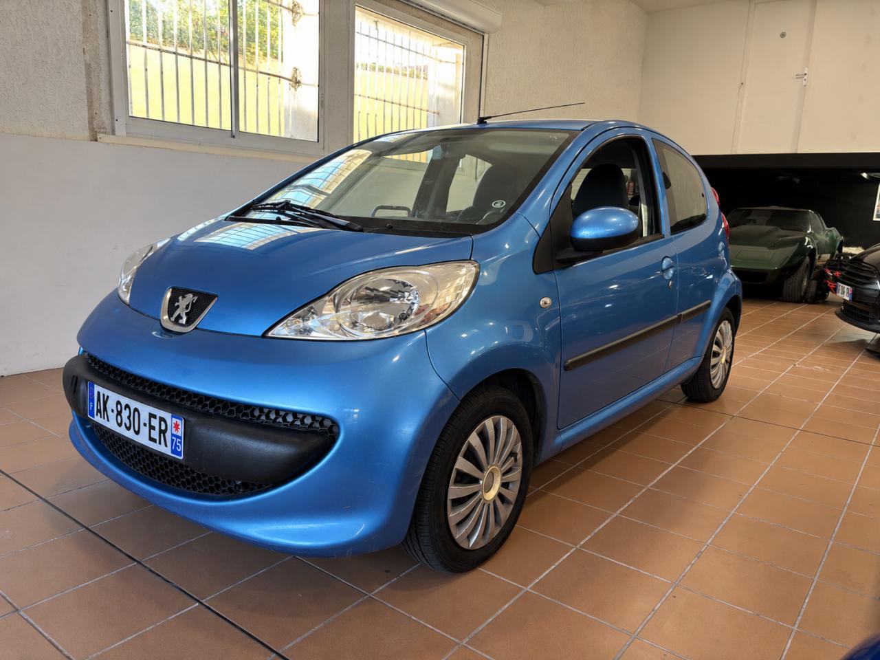 PEUGEOT 107 1.0i 12V - BV 2-Tronic  BERLINE Trendy PHASE 1