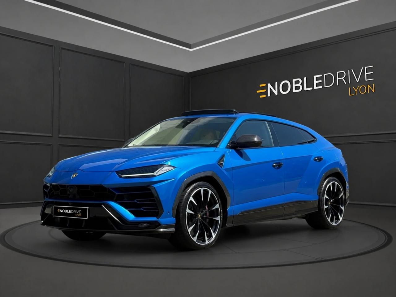 LAMBORGHINI URUS 4.0 V8 650 ch - BLEU - FULL CARBON INT/EXT - TOIT PANORAMIQUE - AKRAPOVIC - CAMERA 360