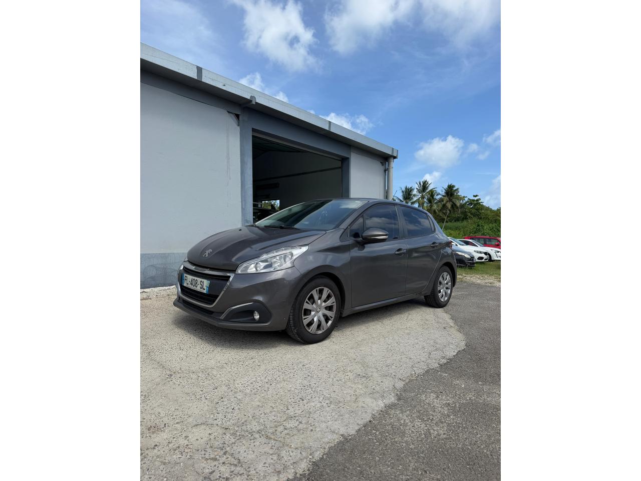 PEUGEOT 208