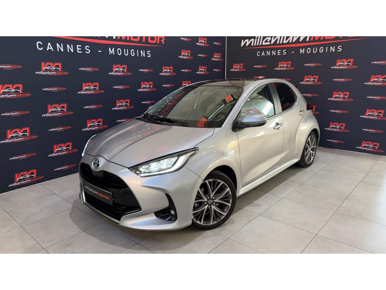 TOYOTA YARIS Hybrid 116h - BV e-CVT ICONIC TOIT PANORAMIQUE- GARANTIE 6 MOIS