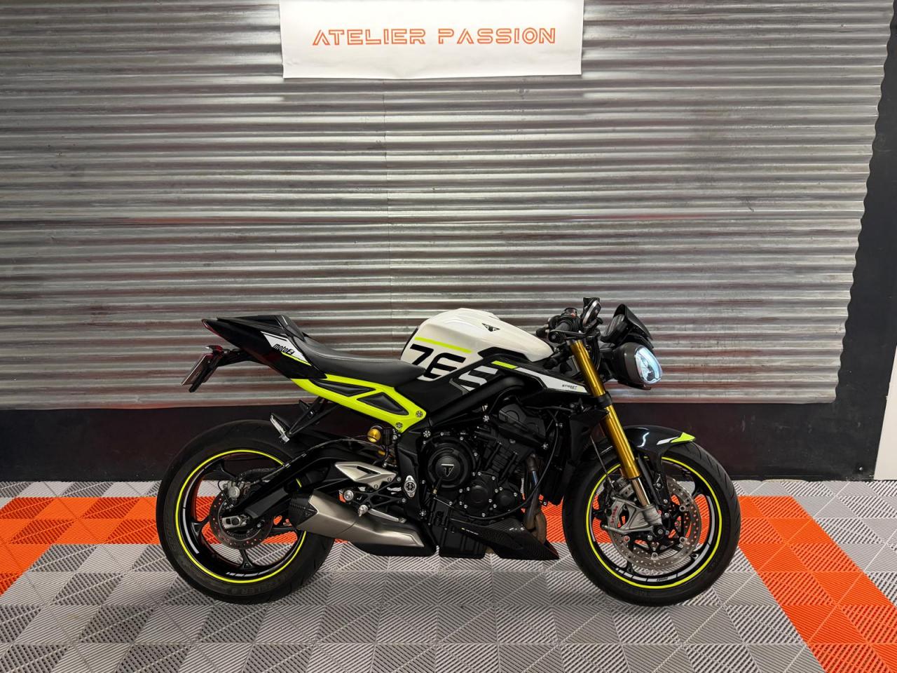 TRIUMPH STREET TRIPLE