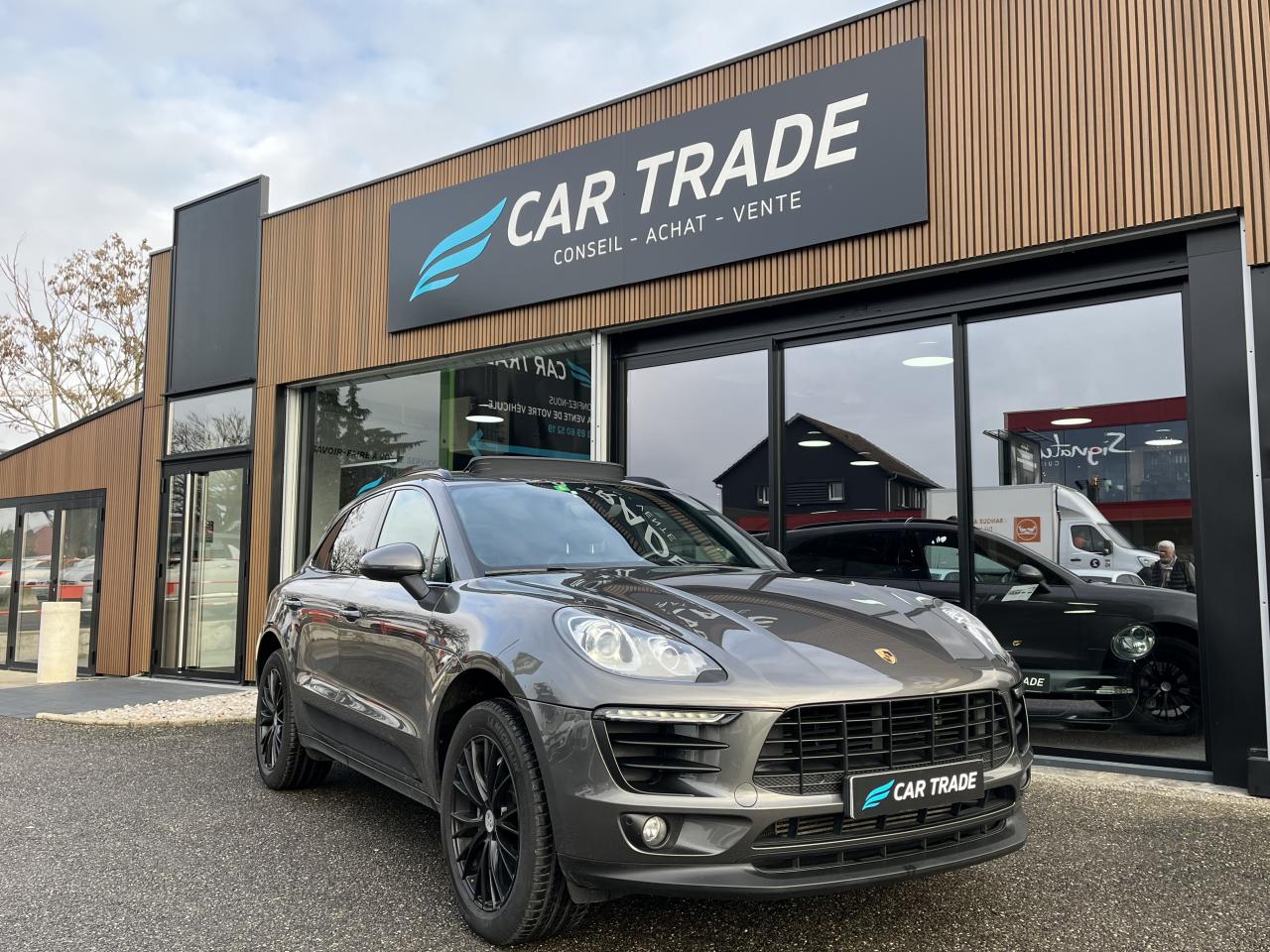 PORSCHE MACAN