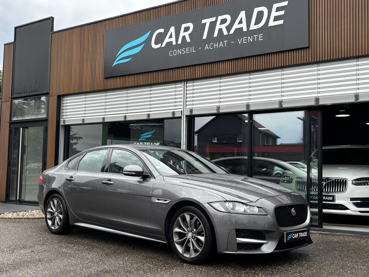 JAGUAR XF 2.0L D - 180CH - BVA - R-Sport - SIEGES CHAUFFANTS - CAMÉRA DE RECUL - SUIVI JAGUAR