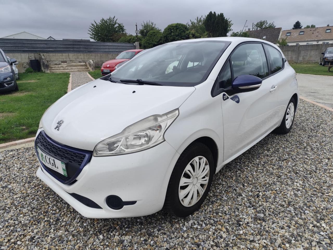 PEUGEOT 208