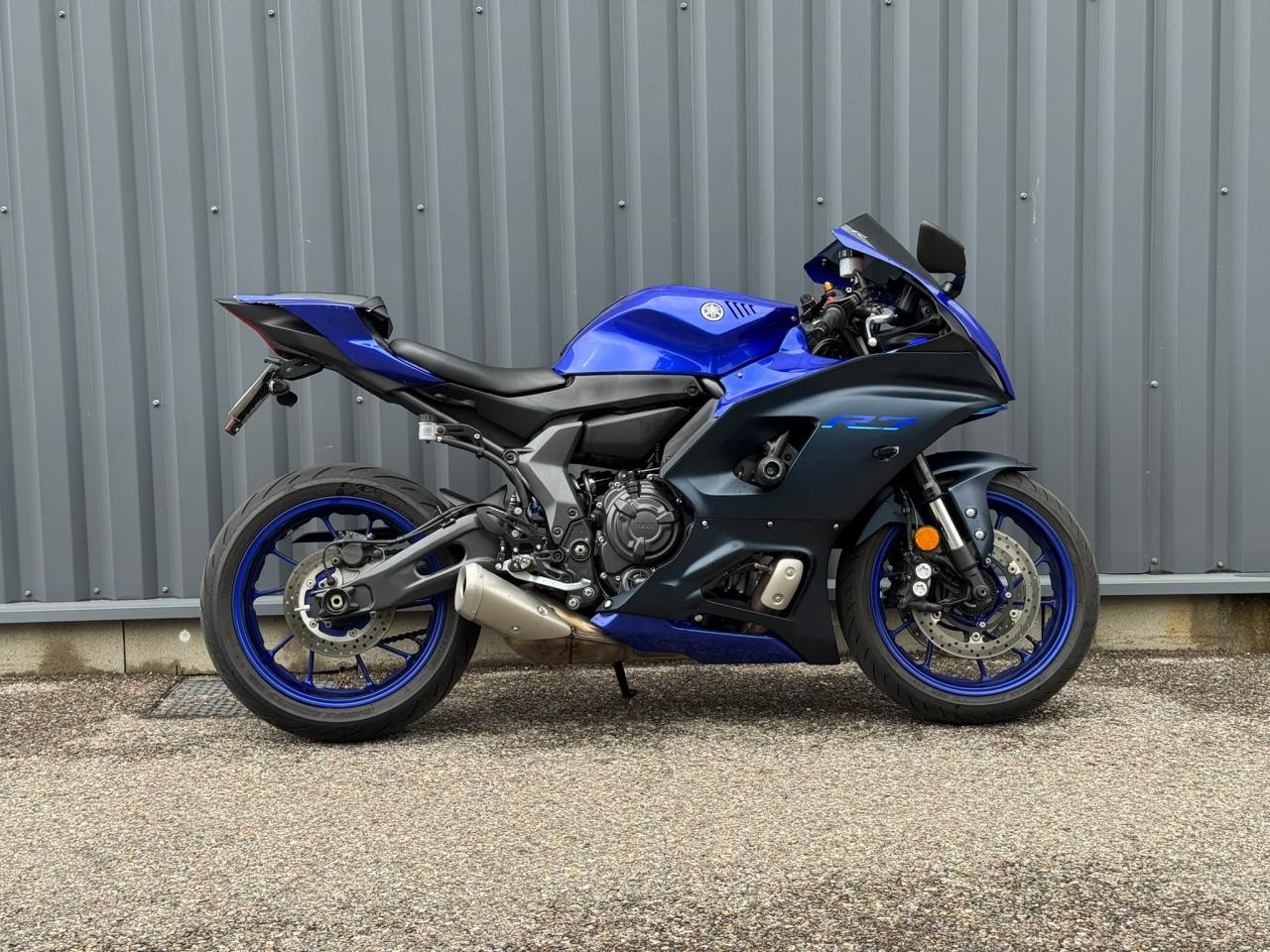 YAMAHA R7