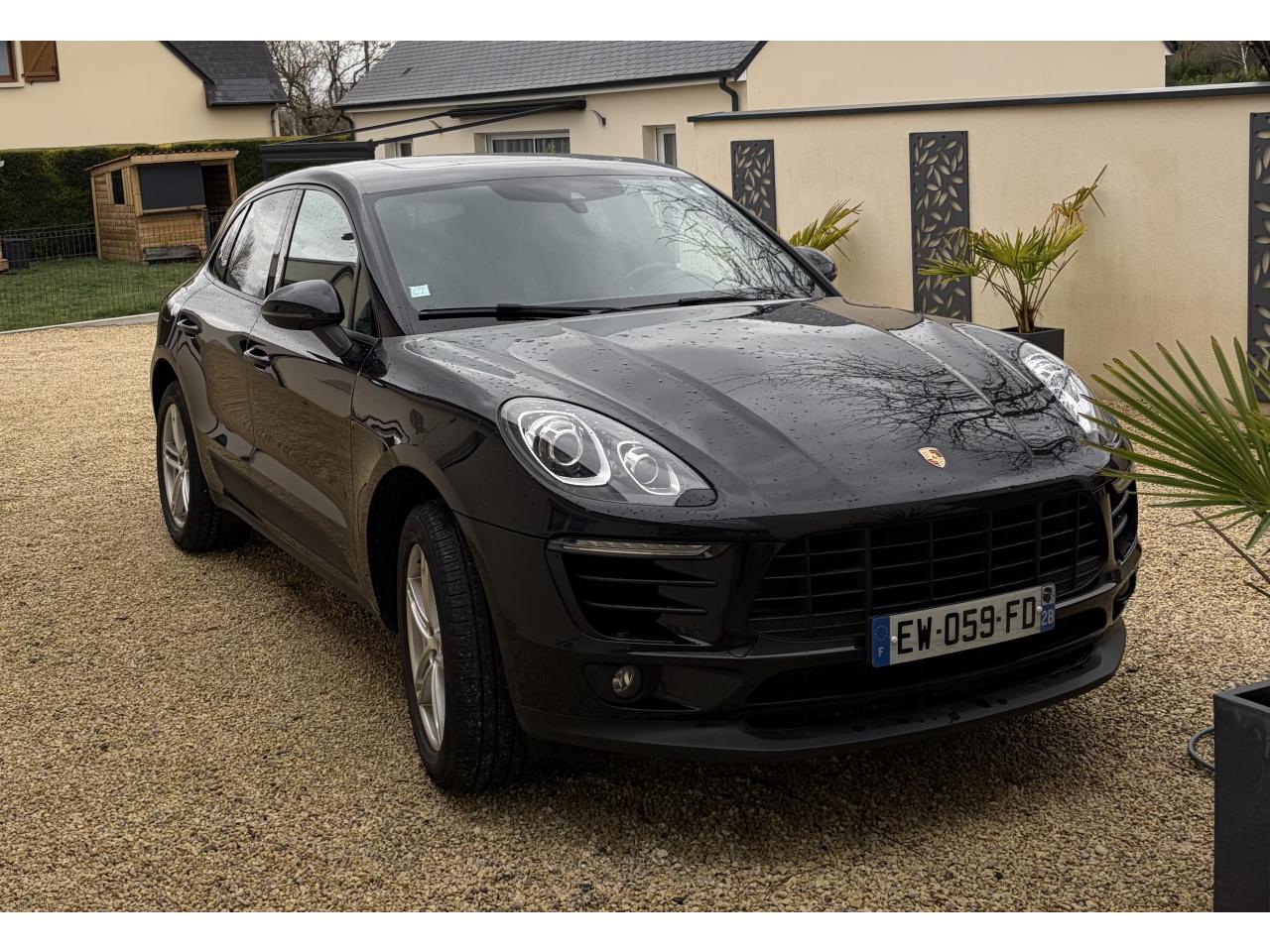 PORSCHE MACAN
