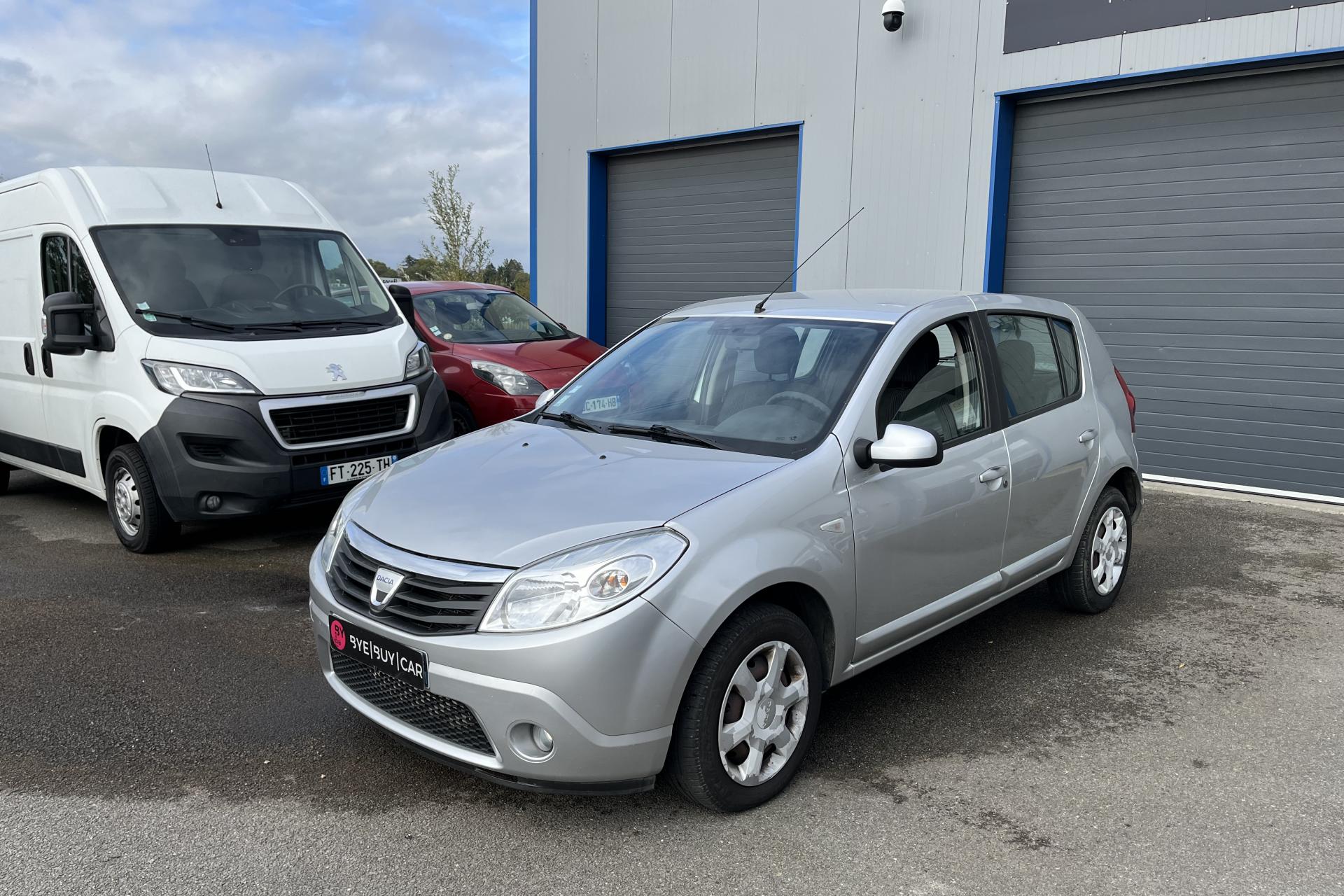 DACIA SANDERO 1.5 dCi 85CH Lauréate CLIM 1ERE MAIN DISTRI NEUVE GARANTIE 12 MOIS clio panda 207