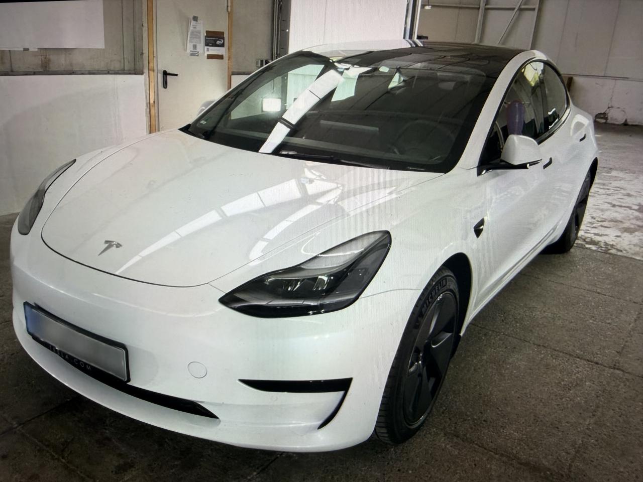 TESLA MODEL 3