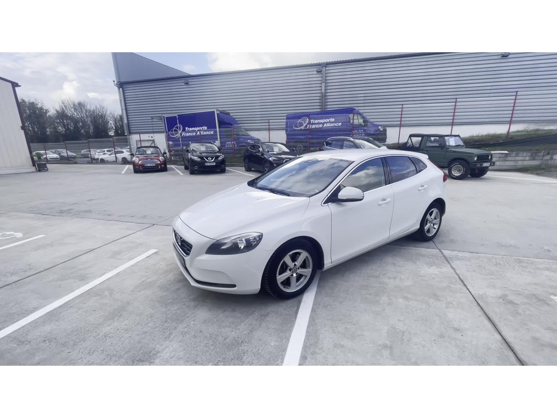 VOLVO V40 120  BERLINE Momentum Business - Garantie 12 mois